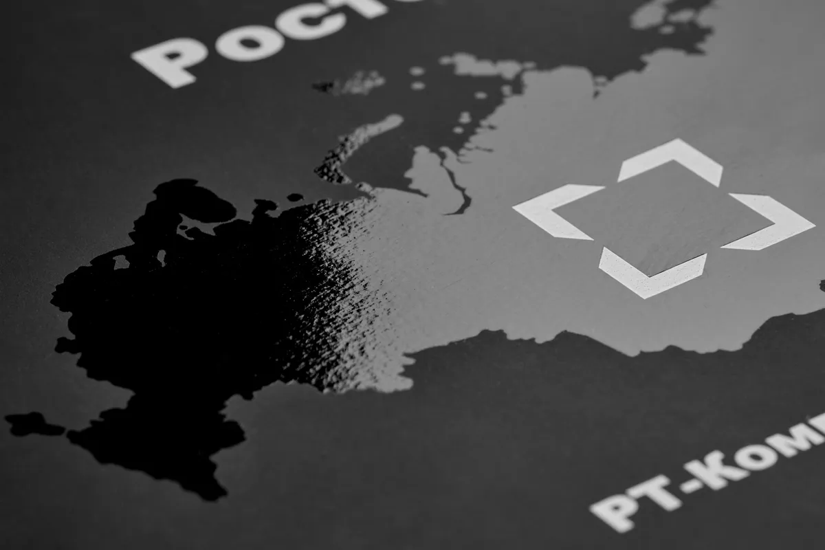 Выборочный УФ-лак: глянцевый рисунок на матовой чёрной бумаге