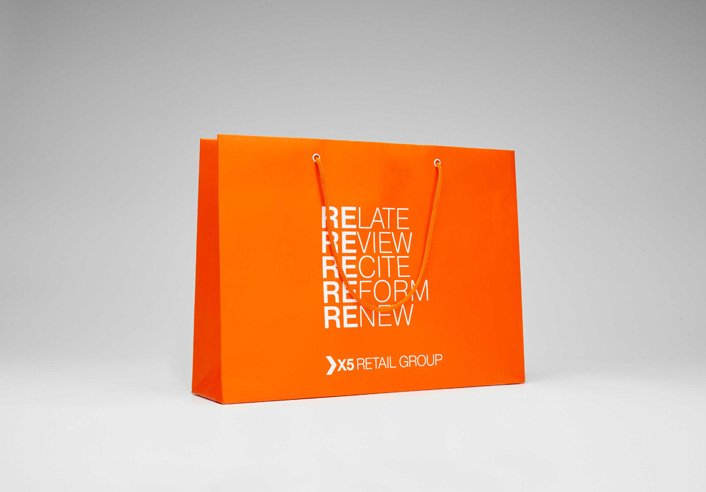 Пакет из белой мелованной бумаги 450×350×80 мм с офсетной печатью для X5 Retail Group. Собственное производство Paketera (Галла-М)